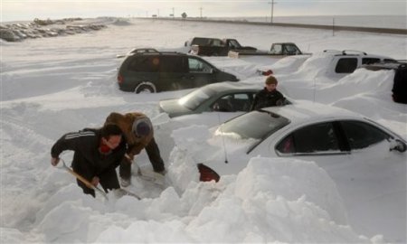 Запорожцы и харьковчане откапывают города от снега своими силами (ТВ, видео)