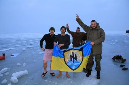 Бойцы полка "Азов" на Крещение искупались в Азовском море.ФОТО