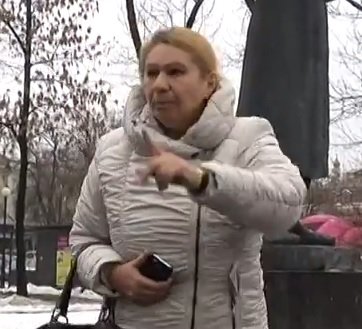 В Киеве освистали "активистку", которая выступила против украинской армии (ТВ, видео)