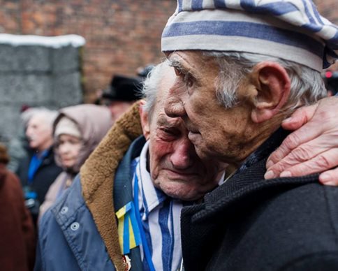 Россияне накинулись на 90-летнего заключенного Освенцима через желто-голубую ленту (фото)