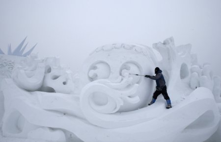 В Китае построили ледяной городок. ФОТО