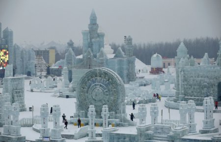 В Китае построили ледяной городок. ФОТО