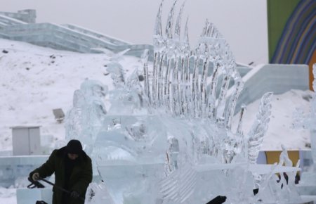 В Китае построили ледяной городок. ФОТО