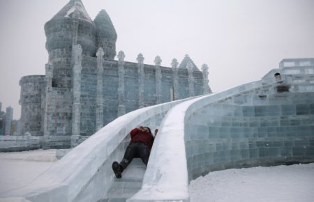 В Китае построили ледяной городок. ФОТО