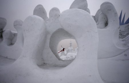 В Китае построили ледяной городок. ФОТО