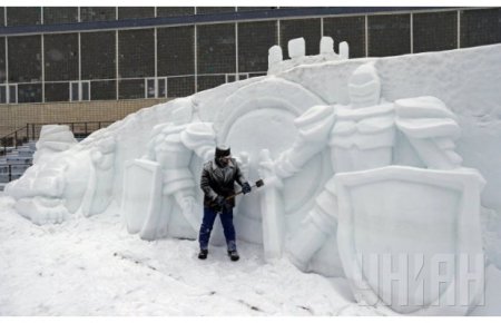 В Киеве скульпторы из снега вылепили 30 метровую композицию. Фото