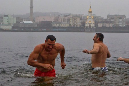 Братья Кличко искупались в крещенской воде