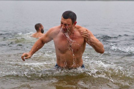 Братья Кличко искупались в крещенской воде