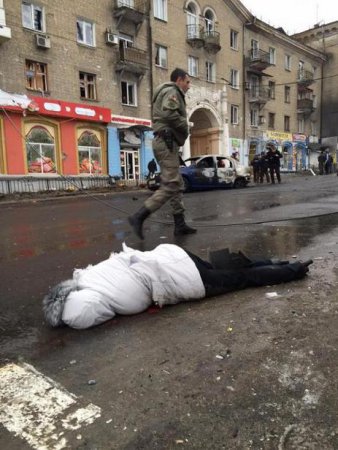 В Донецке на остановке транспорта взорвался снаряд. Есть погибшие. ФОТО+18