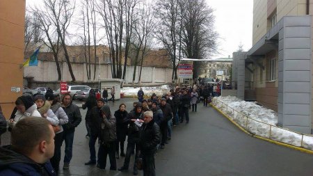 В Днепропетровске сотни людей сдают кровь для раненых 