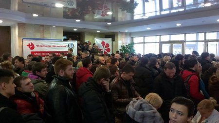 В Днепропетровске сотни людей сдают кровь для раненых 