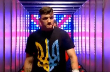 Британский боксер вышел на ринг в футболке с Гербом Украины