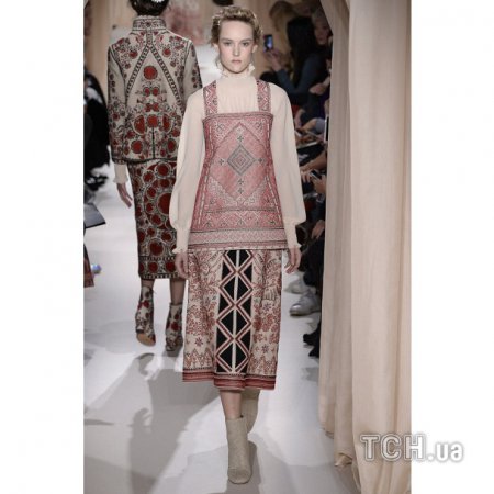 Неожиданно: Valentino ошеломил модной коллекцией вышиванок и кафтанов в Париже