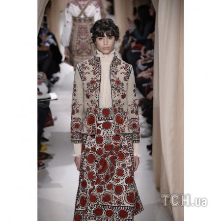 Неожиданно: Valentino ошеломил модной коллекцией вышиванок и кафтанов в Париже