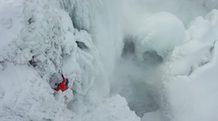 Замерзший Ниагарский водопад одолел альпинист из Канады. ВИДЕО