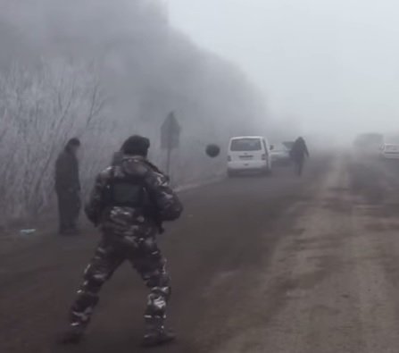 Пользуясь "тишиной",  украинские военные играют в футбол