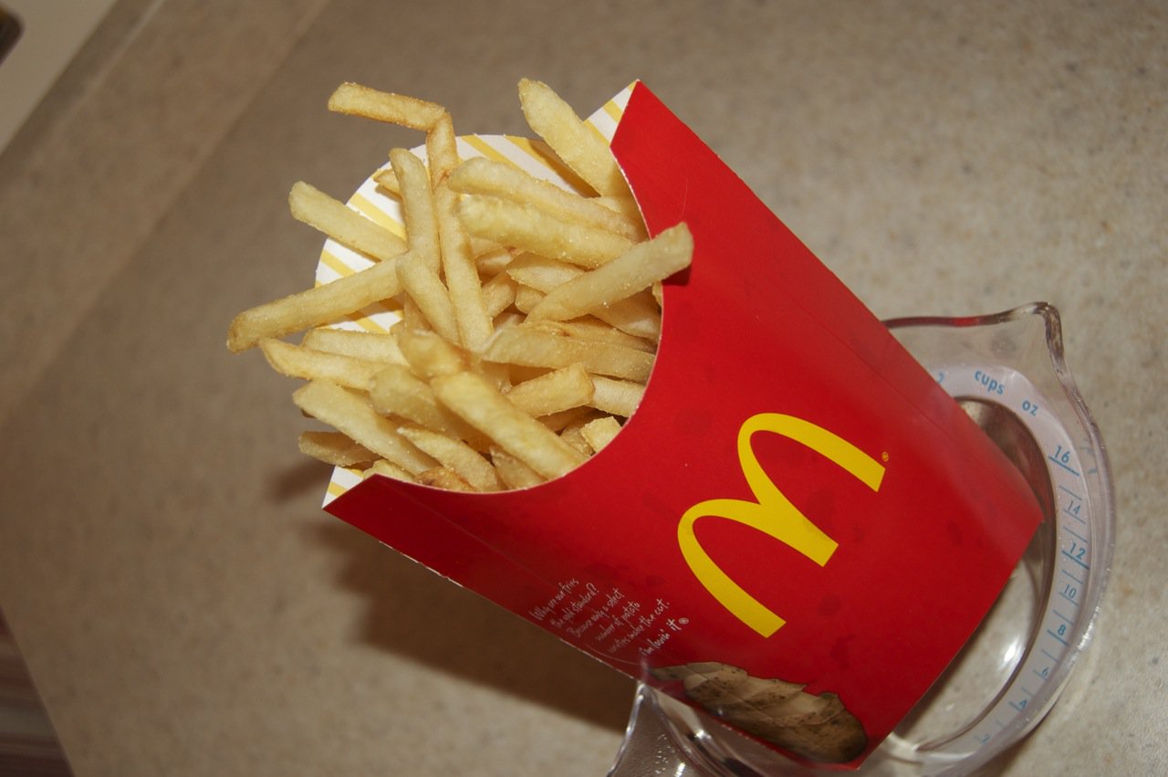 Упаковка картофеля фри в Макдональдсе