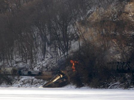 В США с рельсов сошел поезд со спиртом. ВИДЕО