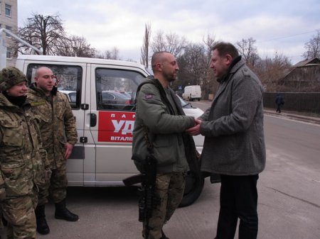 Народные депутаты от фракции БПП продолжают помогать военным в зоне АТО