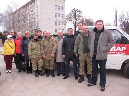 Народные депутаты от фракции БПП продолжают помогать военным в зоне АТО