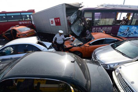 В Южной Корее в ДТП попали 100 автомобилей и несколько автобусов. ФОТО