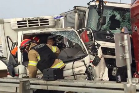 В Южной Корее в ДТП попали 100 автомобилей и несколько автобусов. ФОТО