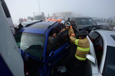 В Южной Корее в ДТП попали 100 автомобилей и несколько автобусов. ФОТО