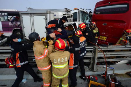 В Южной Корее в ДТП попали 100 автомобилей и несколько автобусов. ФОТО