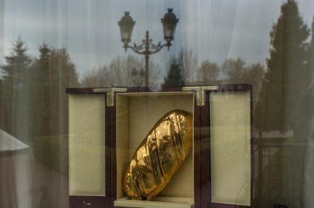 Куда подевался золотой батон Януковича?