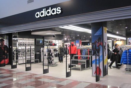 На фоне кризиса Adidas закрывает магазины по всей территории РФ