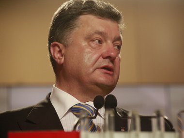 Соотечественники должны уважать, а враги - бояться: Порошенко поздравил СБУ