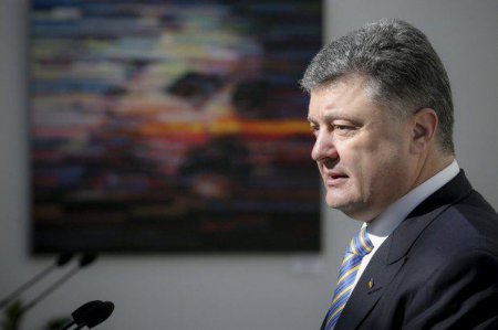 Порошенко вручая Шевченковскую премию 