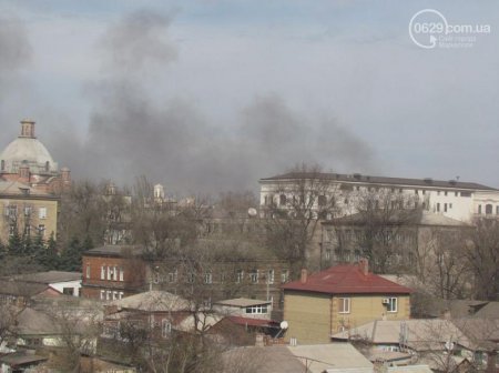 Пожар в Мариуполе накрыл город черным дымом. ФОТО