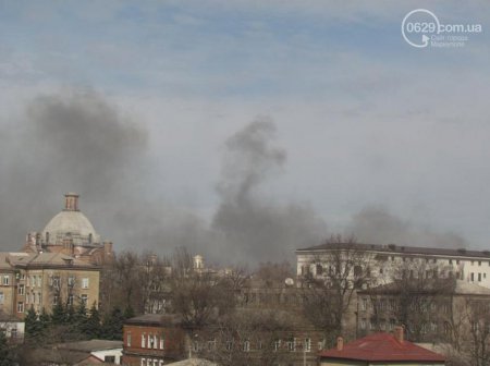 Пожар в Мариуполе накрыл город черным дымом. ФОТО