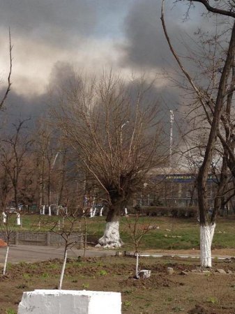 Пожар в Мариуполе накрыл город черным дымом. ФОТО