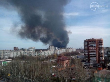 Пожар в Мариуполе накрыл город черным дымом. ФОТО