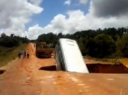 Бразильский автобус ушел под воду. ВИДЕО