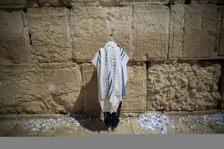 В Ирусалиме к Пасхе готовят знаменитую Стену Плача. ФОТО