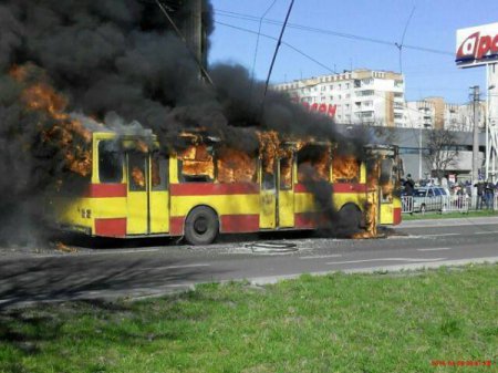 Во Львове сгорел троллейбус. ФОТО