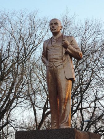 Запорожскому "Ленину" сделали пластику лица