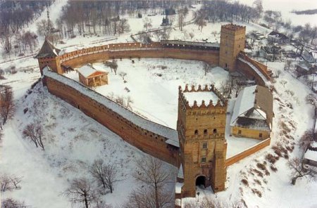 Величественные замки - гордость Западной Украины. ФОТО