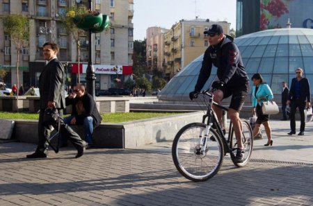 Мэр Киева приехал на работу на велосипеде. ФОТО