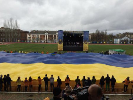 Митинг в Артемовске: Артемовск - это Донбасс, а Донбасс - это Украина