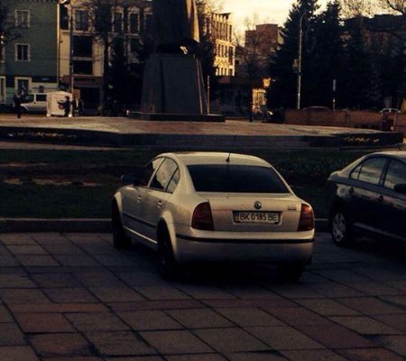 Чиновник Ровенской ОГА припарковался в стиле "мудака"