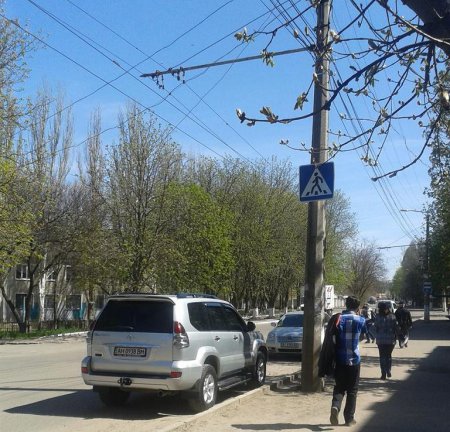 Донецкий переселенец на крутом внедорожнике приехал за субсидией. ФОТО