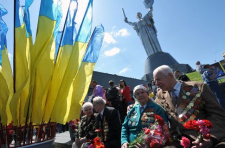 1 мая в Украине: схватки, агрессивные пенсионеры и портреты Сталина (ТВ, видео)