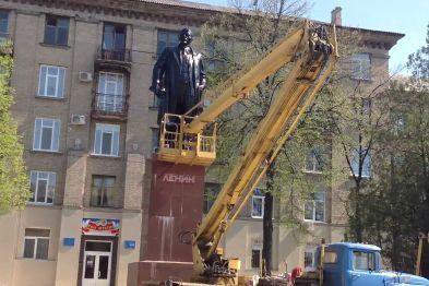 "Декоммунизация" в Дружковке - чиновники перекрасили памятник Ленину. ВИДЕО