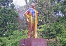 На Запорожье памятнику Ленину в четвертый раз поменяли цвет. ФОТО