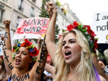 Голые Femen напали на лидера французских националистов. ВИДЕО