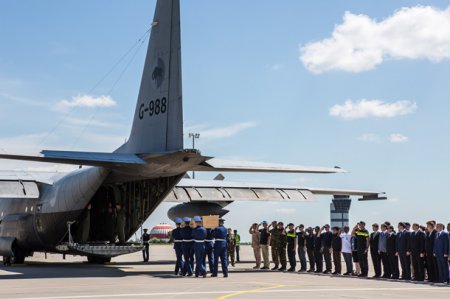 Из Украины в Нидерланды увезли останки погибших пассажиров Boeing